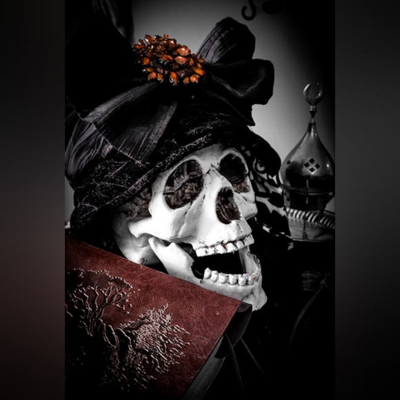 Vintage-Style Alessandra Bacci Bucket Hat with Vintage Red Brooch - Italian - Picture 6 of 6